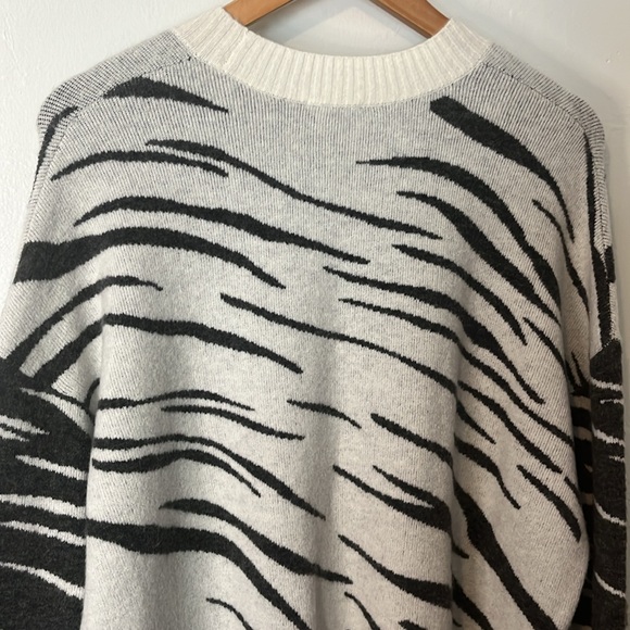 Rails NWT Lana Mixed Abstract Tiger Gray and White Crewneck Sweater Sz L - Picture 7 of 8